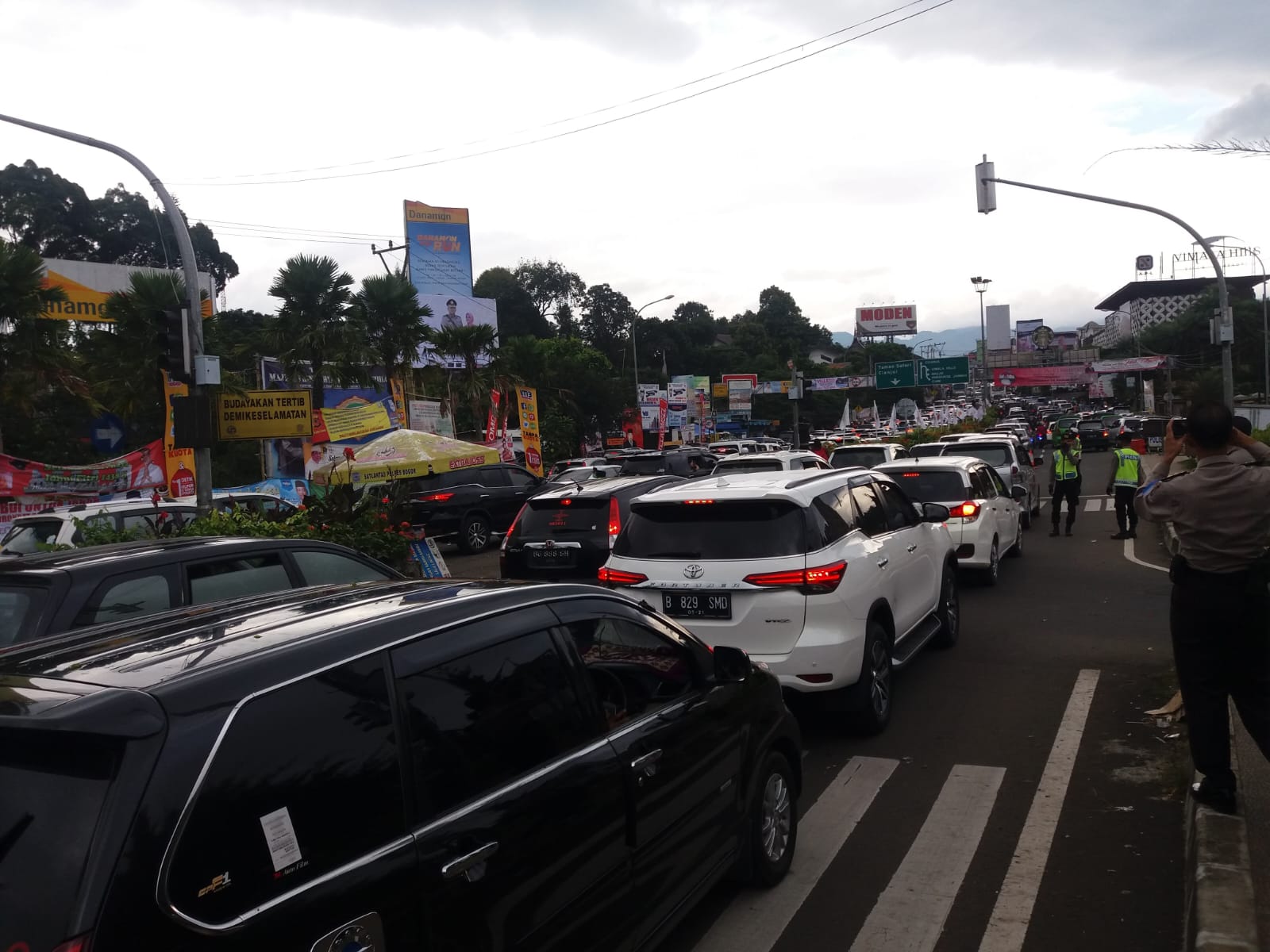 Car Free Night Malam Pergantian Tahun, Polisi Lakukan Pengamanan Berlapis di Jalur Puncak, Bogor 4 Car Free Night3