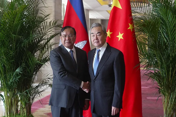 China Siap Bantu Kamboja Tangani Pengungsi dan Awasi Gencatan Senjata di Perbatasan Thailand 1 China Siap Bantu Kamboja Tangani Pengungsi dan Awasi Gencatan Senjata di Perbatasan Thailand