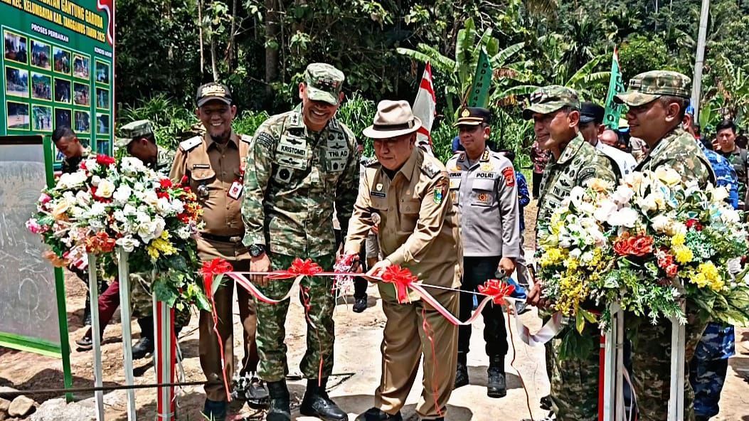 Pangdam XXI/Radin Inten Resmikan Jembatan Gantung Garuda, Harapan Baru bagi Warga Pekon Umbar 2 Warga Pekon Umbar2