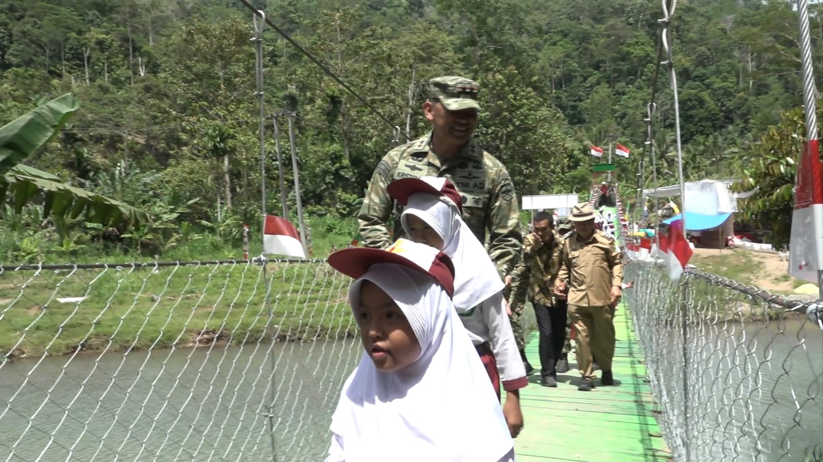 Pangdam XXI/Radin Inten Resmikan Jembatan Gantung Garuda, Harapan Baru bagi Warga Pekon Umbar 3 Warga Pekon Umbar3