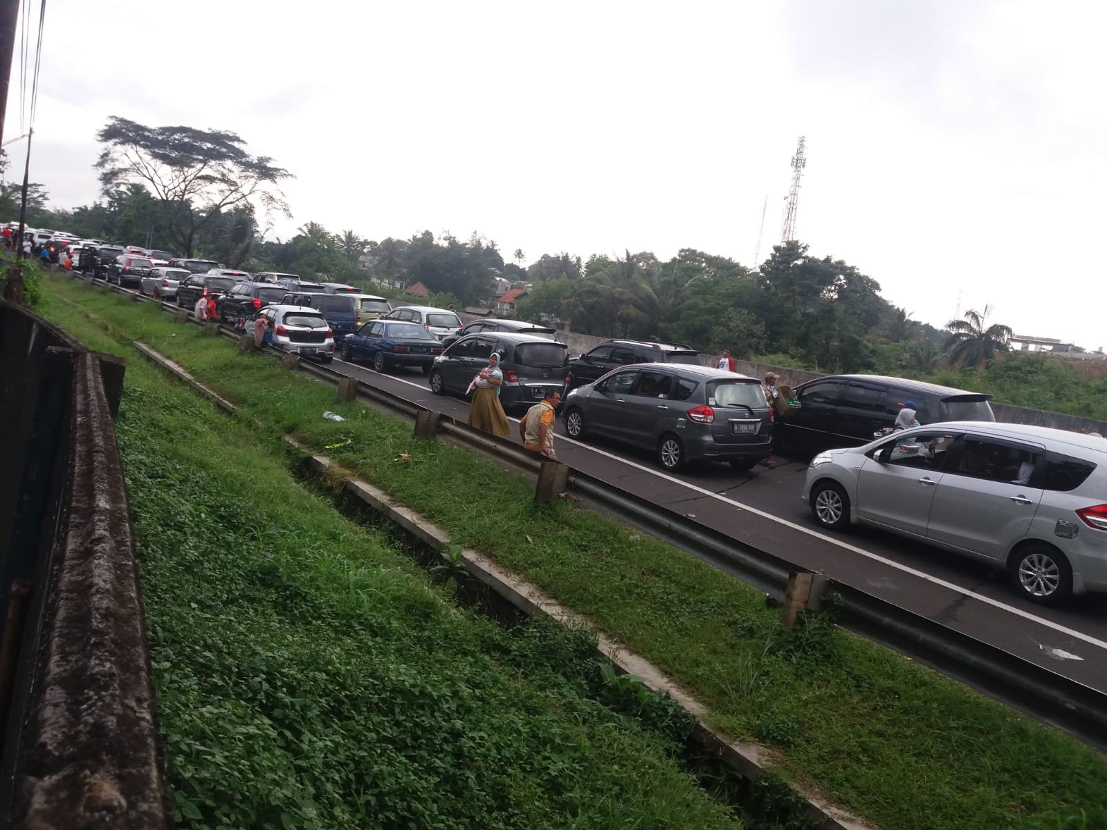 Sistem One Way Diberlakukan bagi Kendaraan dari Puncak ke Arah Jakarta, Kepadatan Terjadi di GT Ciawi dan Gadog 2 WhatsApp Image 2025 12 27 at 10.06.23