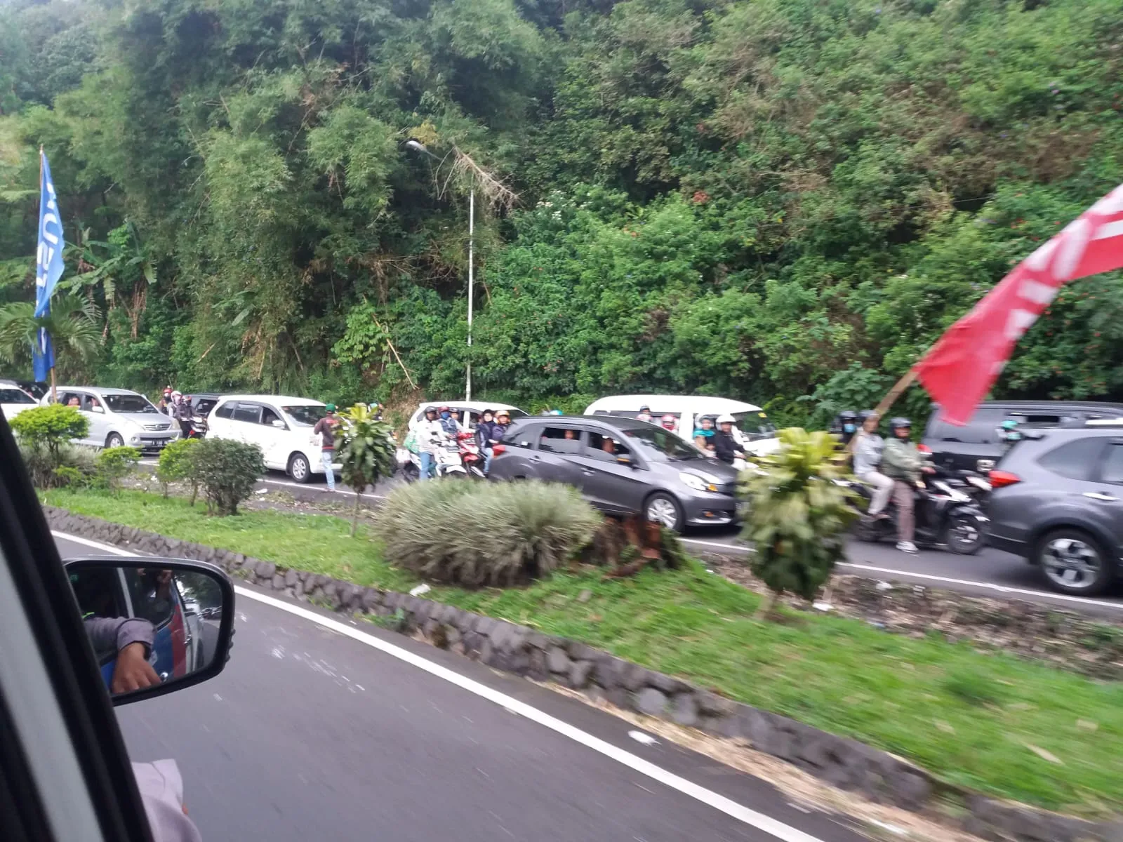 Kemacetan Jalur Wisata Puncak Bogor, Ritual Tahunan yang Sudah Beradaptasi Dengan Wisatawan 1 Kemacetan Jalur Wisata Puncak Bogor, Ritual Tahunan yang Sudah Beradaptasi Dengan Wisatawan
