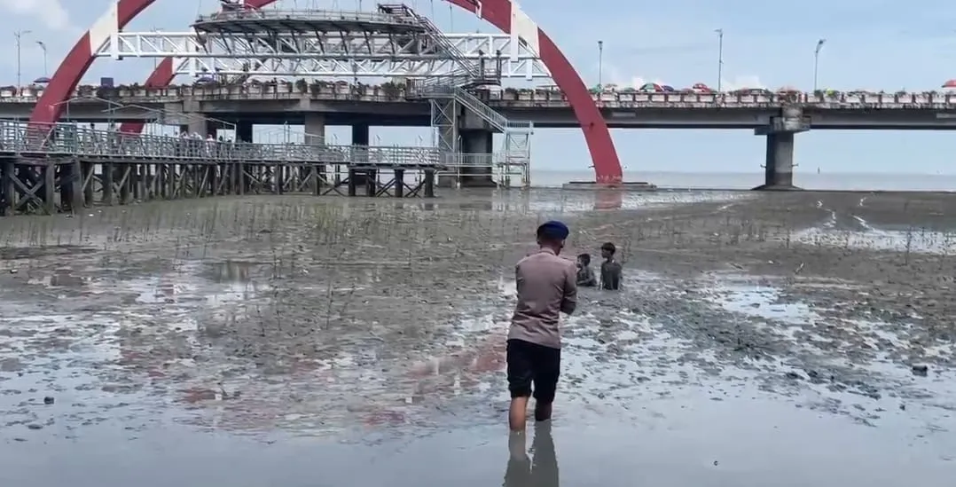 Dua Anak Terjebak Lumpur di Wisata Kenjeran 1 Dua Anak Terjebak Lumpur di Wisata Kenjeran
