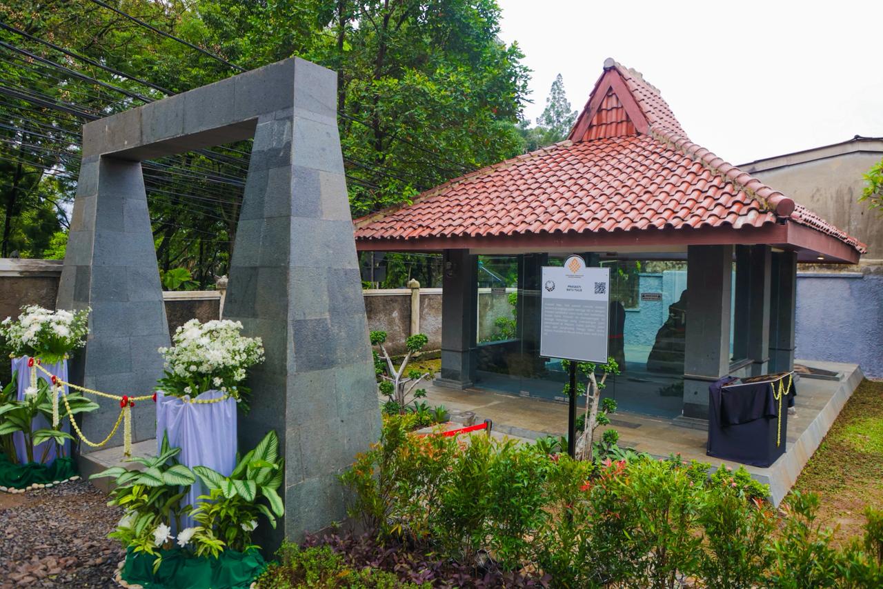 Komitmen Memajukan Kebudayaan Nasional, Menbud Resmikan Cungkup Prasasti Batutulis 2 WhatsApp Image 2026 01 01 at 01.22.27