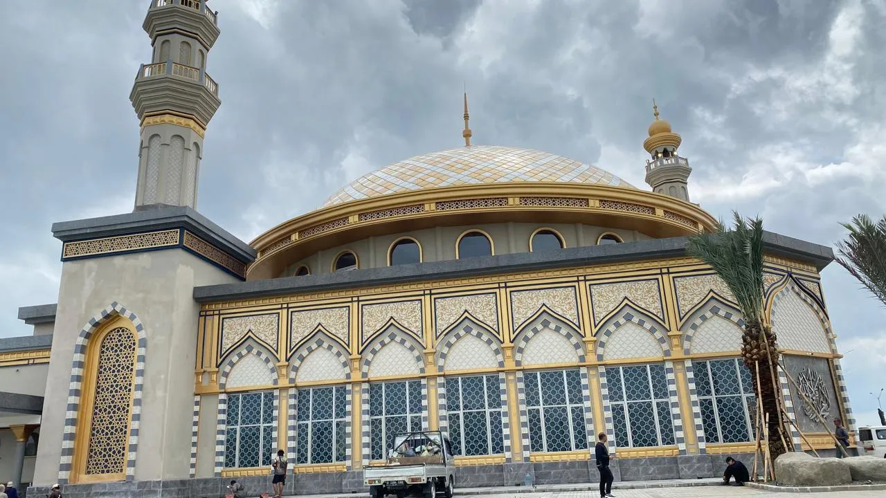 Dari Masjid Al-Ikhlas hingga Kinerja Saham PANI: Harmoni Konstitusi, Kawasan Plural, dan Dampak Ekonomi PIK 2 1 Dari Masjid Al-Ikhlas hingga Kinerja Saham PANI: Harmoni Konstitusi, Kawasan Plural, dan Dampak Ekonomi PIK 2