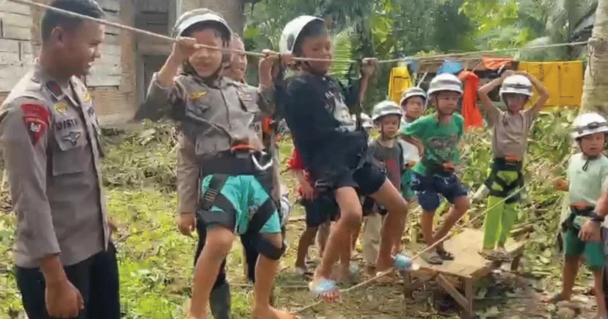 Senyum Bahagia Anak-anak Kayu Pasak Bermain Flying Fox dan Slackline 1 Senyum Bahagia Anak-anak Kayu Pasak Bermain Flying Fox dan Slackline