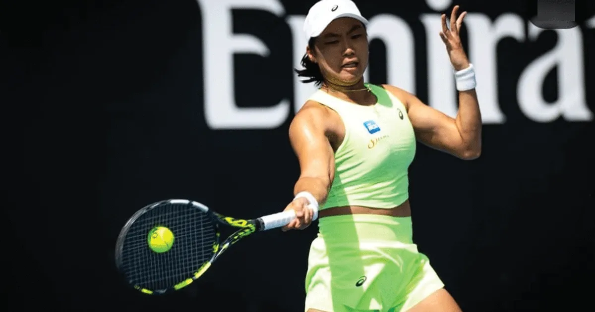 Tumbangkan Unggulan, Janice Tjen Lolos ke Babak Dua Australian Open dan Tegaskan Konsistensinya di Ajang Grand Slam 1 Tumbangkan Unggulan, Janice Tjen Lolos ke Babak Dua Australian Open dan Tegaskan Konsistensinya di Ajang Grand Slam