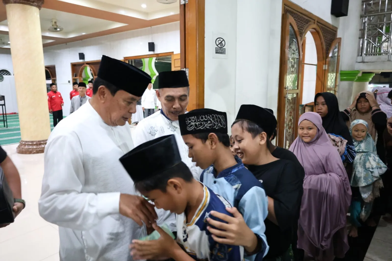 Tarawih Keliling di Masjid Nurul Falah, Bupati Tangerang Tekankan Pentingnya Kebersamaan 2 Bupati Tangerang 1