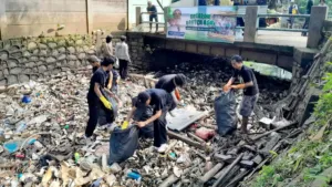 Kali Sabi Hampir Jadi "Gunung Sampah!" Puluhan Ton Diangkut Relawan Gerakan Banten ASRI 2 Relawan mengangkat tumpukan sampah setinggi lutut dari Kali Sabi, Tangerang, dalam aksi Gerakan Banten ASRI memperingati Hari Peduli Sampah Nasional 2026.