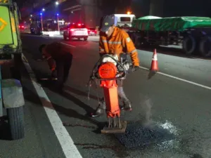 Pengemudi Keluhkan Jalan Tol Cikampek Rusak, Jasamarga Klaim Sudah Ditambal Sulam 6 Pengemudi Keluhkan Jalan Tol Cikampek Rusak, Jasamarga Klaim Sudah Ditambal Sulam