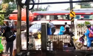 KRL Bandara Tabrak Truk Trailer di Poris, Polisi Dalami Unsur Kelalaian 5 KRL Bandara Tabrak Truk Trailer di Poris, Polisi Dalami Unsur Kelalaian