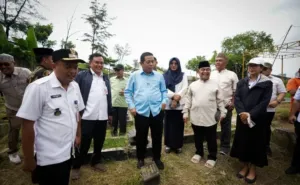 Ketua DPRD DKI Janji Perjuangkan Perluasan Makam Serang Meruya 7 Ketua DPRD DKI Janji Perjuangkan Perluasan Makam Serang Meruya