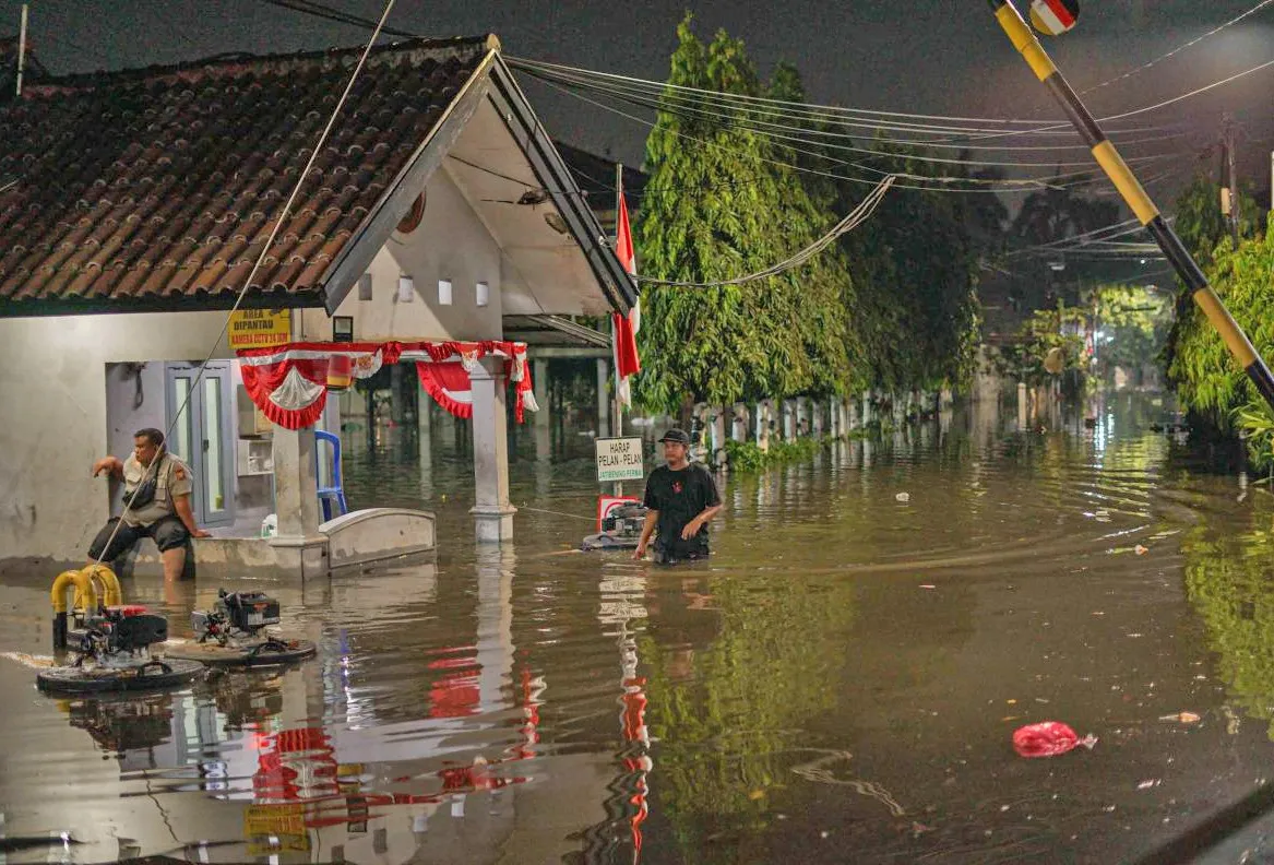 Puasa Hari Kedua, Banjir Rendam 7 Titik di Kota Bekasi Ketinggian Air Capai 1 Meter 1 Puasa Hari Kedua, Banjir Rendam 7 Titik di Kota Bekasi Ketinggian Air Capai 1 Meter