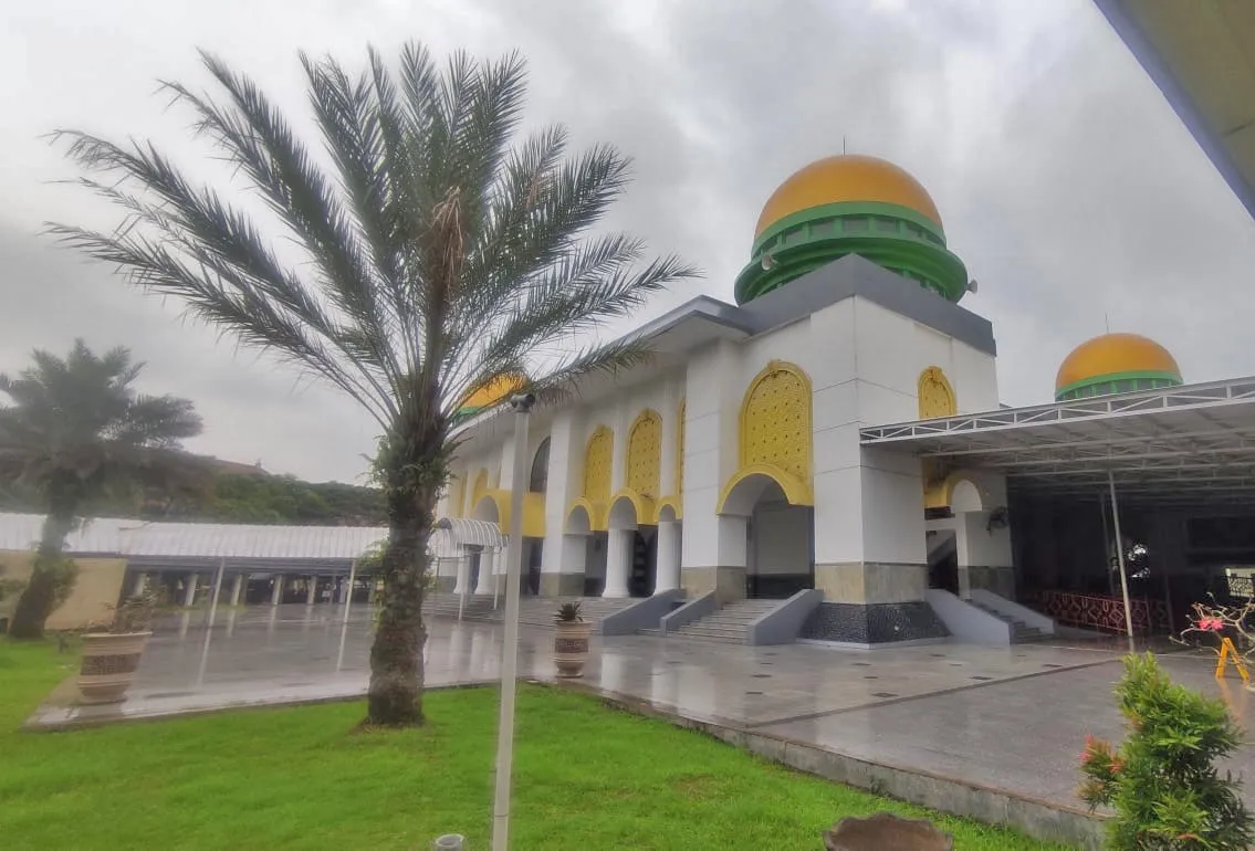 Tahukah Anda, Masjid Kubah Emas Ini Ternyata Penanda Sejarah Besar Bekasi? 1 Tahukah Anda, Masjid Kubah Emas Ini Ternyata Penanda Sejarah Besar Bekasi?