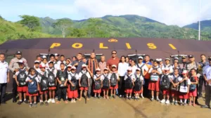 Wakapolda NTT Salurkan Bantuan Pendidikan ke SMP Negeri 48 Sa Ate Gaikiu