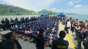 Lebih dari 2.000 Napi Risiko Tinggi Digiring ke Nusakambangan, 241 Dipindahkan dalam Sepekan 9 Lebih dari 2.000 Napi Risiko Tinggi Digiring ke Nusakambangan, 241 Dipindahkan dalam Sepekan