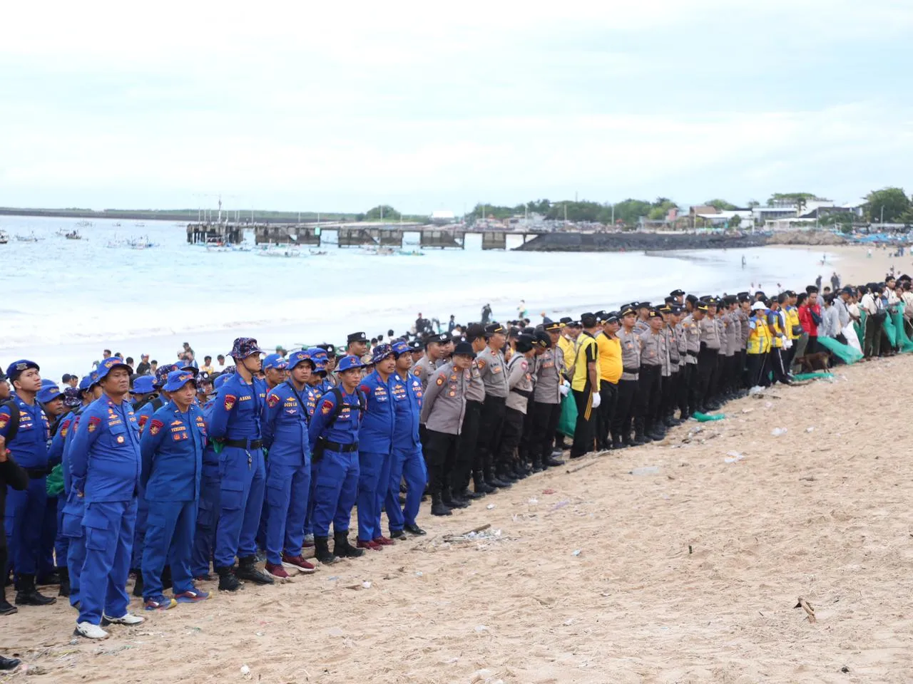 Ribuan Relawan Gelar Aksi Bersih-bersih Pantai Kedonganan Bali 1 Ribuan Relawan Gelar Aksi Bersih-bersih Pantai Kedonganan Bali