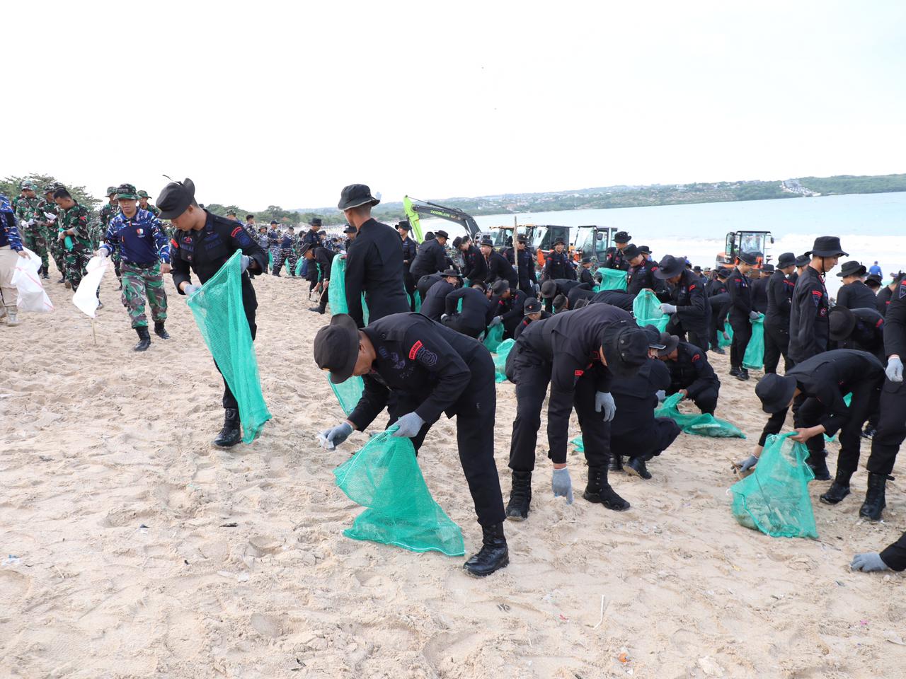 Ribuan Relawan Gelar Aksi Bersih-bersih Pantai Kedonganan Bali 2 Pantai Bali2