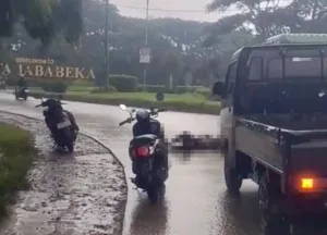 Menyalip di Tengah Hujan, Pemotor di Bekasi Tewas Tragis Terlindas Truk