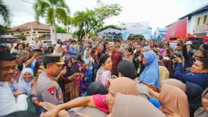 Kapolri dan Ketua Komisi IV DPR Tinjau Huntara Tapteng, Salurkan 16 Truk Bantuan