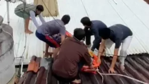 Perbaiki Genteng Bocor, Seorang Warga Bogor Tersengat Listrik dan Meninggal Dunia 4 Perbaiki Genteng Bocor, Seorang Warga Bogor Tersengat Listrik dan Meninggal Dunia