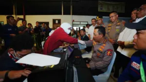 Kapolri Ikut Donor Darah di HUT ke-53 Buruh KSPSI 7 Kapolri Ikut Donor Darah di HUT ke-53 Buruh KSPSI