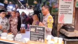 Ngopi Gratis Sambil Curhat ke Polisi, Cara Unik Bhabinkamtibmas Ini Bikin Warga Makin Dekat 1 Ngopi Gratis Sambil Curhat ke Polisi, Cara Unik Bhabinkamtibmas Ini Bikin Warga Makin Dekat