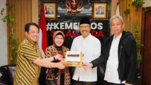 Data Tunggal DTSEN Genap 1 Tahun, Gus Ipul Terima Kue Ultah dari Kepala BPS