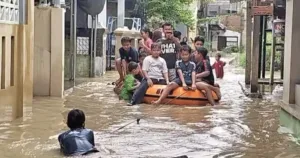 Puasa di Tengah Banjir, Nestapa Warga Gang Mawar Bekasi Dihantam Luapan Kiriman Bogor