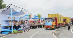 Kapolri Lepas 22 Kontainer Bantuan Kemanusiaan ke Sumatera 5 Kapolri Lepas 22 Kontainer Bantuan Kemanusiaan ke Sumatera