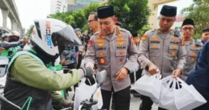 Kompak, Kapolri dan Jurnalis Turun ke Jalan Bagi-bagi Takjil di Depan Mabes Polri