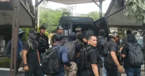 Dikawal Ketat, Tiga DPO KKB Yahukimo Diterbangkan ke Jayapura 3 Dikawal Ketat, Tiga DPO KKB Yahukimo Diterbangkan ke Jayapura