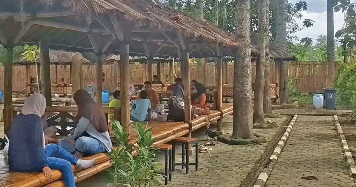 Ngabuburit di Hutan Jati Cikarang, Kawung Tilu Jadi Surga Pecinta Sate Maranggi 2 saung2