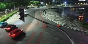 Tabrak Pembatas Jalan, Mobil Listrik BYD M6 Nyemplung ke Kolam Bundaran HI