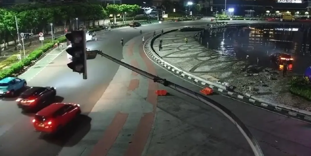 Tabrak Pembatas Jalan, Mobil Listrik BYD M6 Nyemplung ke Kolam Bundaran HI 1 Tabrak Pembatas Jalan, Mobil Listrik BYD M6 Nyemplung ke Kolam Bundaran HI