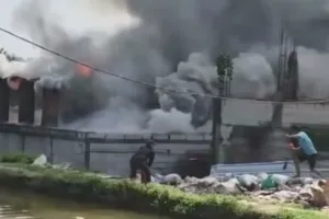 Kebakaran Hebat Hanguskan Pabrik Helm di Rumpin Bogor 9 Kebakaran Hebat Hanguskan Pabrik Helm di Rumpin Bogor