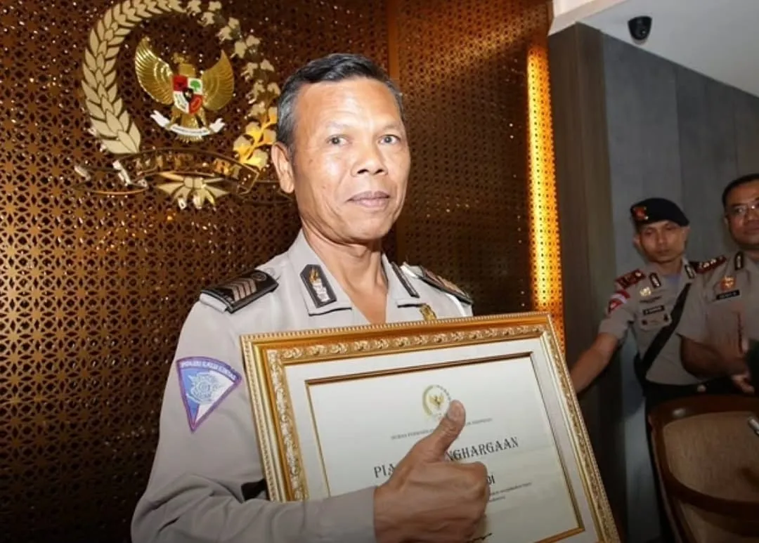 Kisah Bripka Seladi: Polisi Jujur yang Menolak Suap, Pilih Memulung demi Hidup Halal 1 Kisah Bripka Seladi: Polisi Jujur yang Menolak Suap, Pilih Memulung demi Hidup Halal