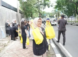 Tebar Kebaikan di Bulan Ramadan, PomoGo dan Dompet Dhuafa Berbagi 100 Paket Takjil