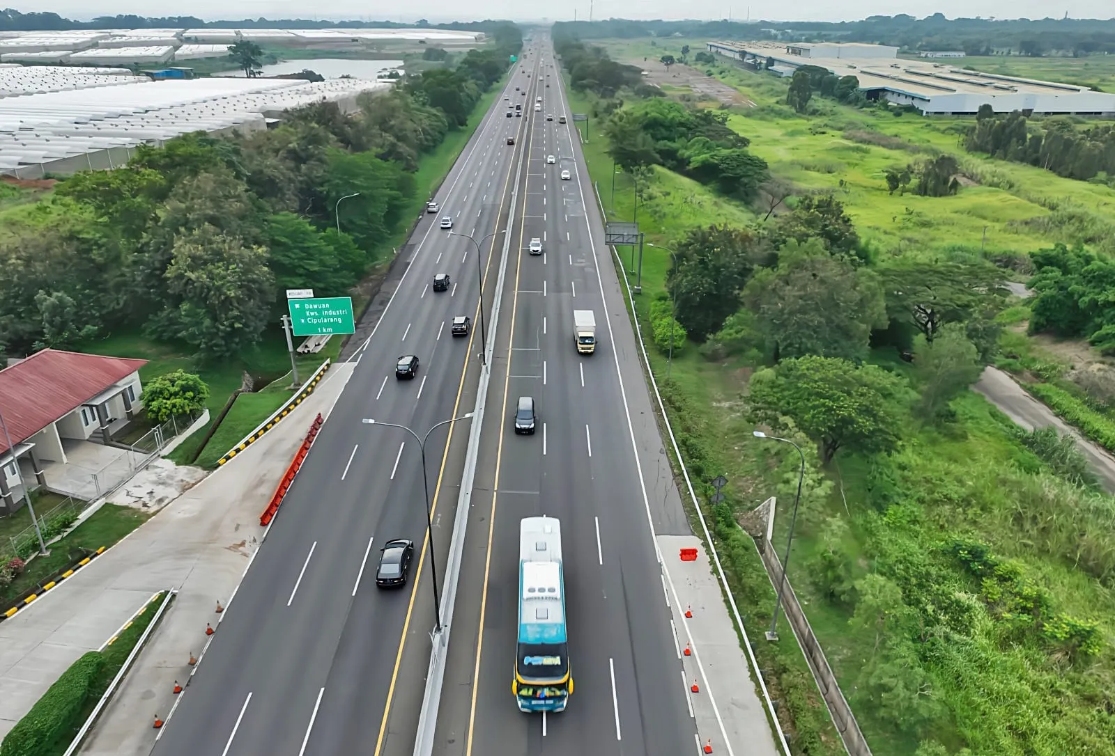 H-1 Lebaran, Tol Jakarta–Cikampek Lengang: Kendaraan Bisa Melaju hingga 100 Km/Jam 1 H-1 Lebaran, Tol Jakarta–Cikampek Lengang: Kendaraan Bisa Melaju hingga 100 Km/Jam