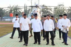 Tito Dampingi Prabowo Rayakan Idulfitri Bersama Warga Terdampak Bencana di Aceh