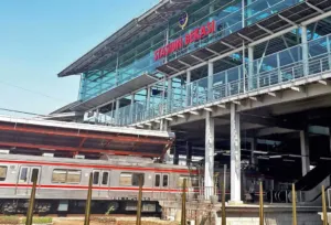 Ribuan Orang Tumpah ke Stasiun Bekasi, KRL Jadi Andalan Pemudik Lokal 5 Ribuan Orang Tumpah ke Stasiun Bekasi, KRL Jadi Andalan Pemudik Lokal