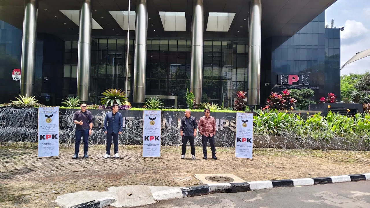 KPK Pecahkan Rekor Kontroversial, MAKI Pasang Banner dan "Piagam MORI" 1 KPK Pecahkan Rekor Kontroversial, MAKI Pasang Banner dan “Piagam MORI”