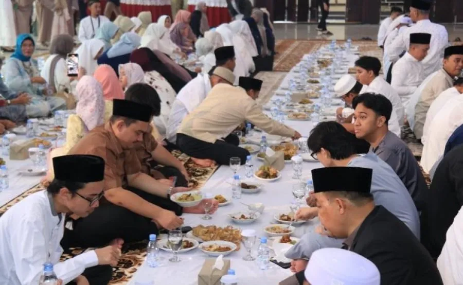 Gubernur Kalbar Hidupkan Tradisi Makan Saprahan, Perkuat Nilai Kebersamaan di Hari Lebaran 1 Gubernur Kalbar Hidupkan Tradisi Makan Saprahan, Perkuat Nilai Kebersamaan di Hari Lebaran