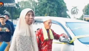 Polisi Kembalikan Barang Rampokan kepada Lansia di Cileungsi Bogor 2 Polisi Kembalikan Barang Rampokan kepada Lansia di Cileungsi Bogor