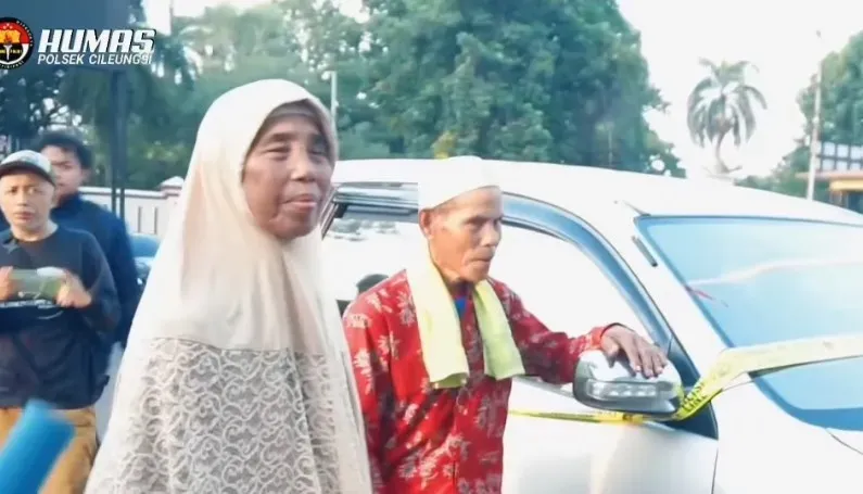 Polisi Kembalikan Barang Rampokan kepada Lansia di Cileungsi Bogor 1 Polisi Kembalikan Barang Rampokan kepada Lansia di Cileungsi Bogor