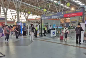 H-4 Lebaran, 4.719 Pemudik Berangkat dari Stasiun Bekasi Menuju Jawa 4 H-4 Lebaran, 4.719 Pemudik Berangkat dari Stasiun Bekasi Menuju Jawa