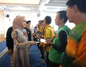 Ketua PKK Kota Bogor Serahkan Santunan Ramadan ke 400 Petugas Kebersihan 2 Ketua PKK Kota Bogor Serahkan Santunan Ramadan ke 400 Petugas Kebersihan