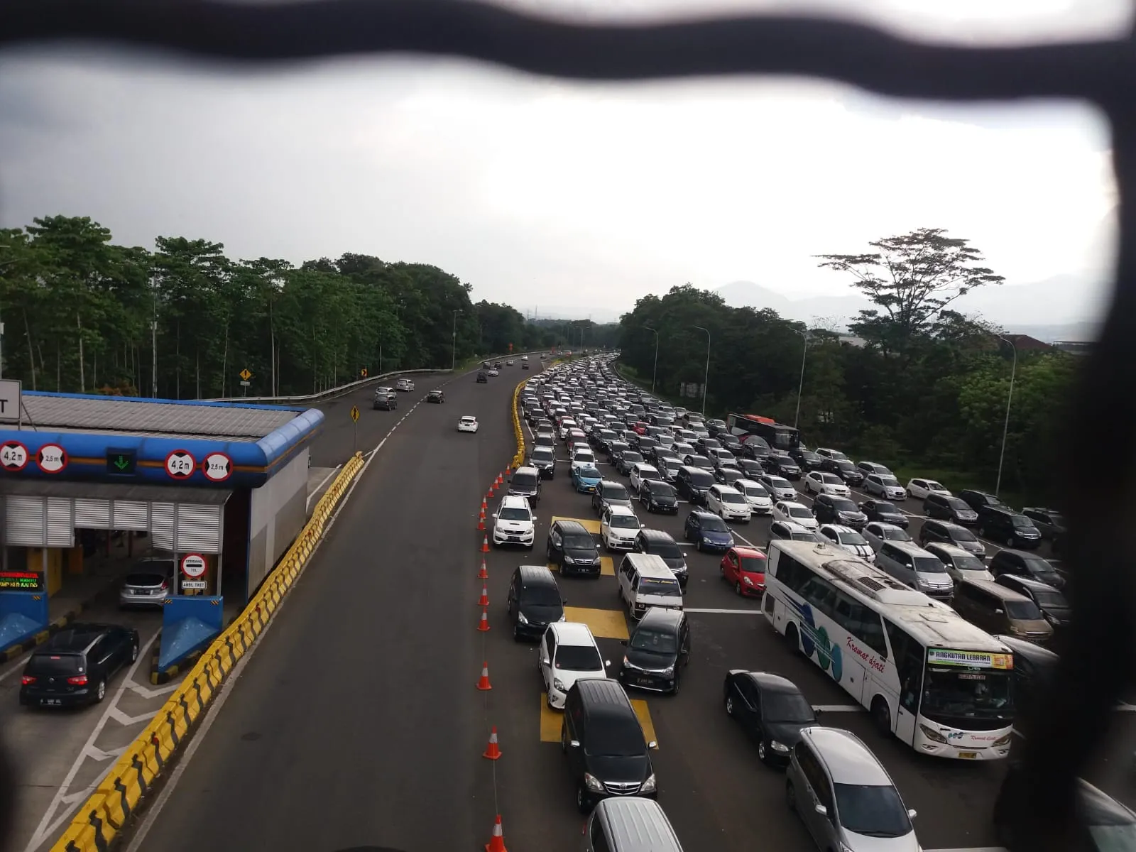 Arus Kendaraan ke Puncak Menurun 25 Persen pada H+4 Lebaran 2026 1 Arus Kendaraan ke Puncak Menurun 25 Persen pada H+4 Lebaran 2026