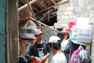 Atap Rumah Tidak Layak Huni Ambruk di Empang, Satu Warga Alami Luka Ringan 2 Atap Rumah Tidak Layak Huni Ambruk di Empang, Satu Warga Alami Luka Ringan