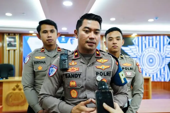 Viral, Truk Kontainer Dikawal Oknum TNI Terobos Larangan Mudik Dikeluarkan dari Tol Jakarta Cikampek 1 Viral, Truk Kontainer Dikawal Oknum TNI Terobos Larangan Mudik Dikeluarkan dari Tol Jakarta Cikampek